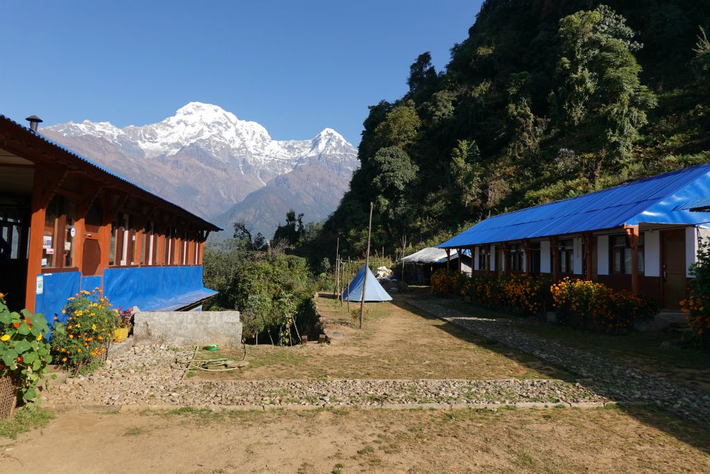 Lodge tout neuf à Kyupché (1990 m), face à l'Annapurna Sud et au Hiun Chuli